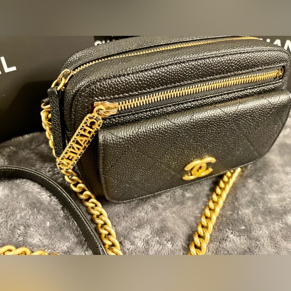 CHANEL Chain Caviar Shoulder Bag with CC Coco matelasse logo - Picture 4 of 11